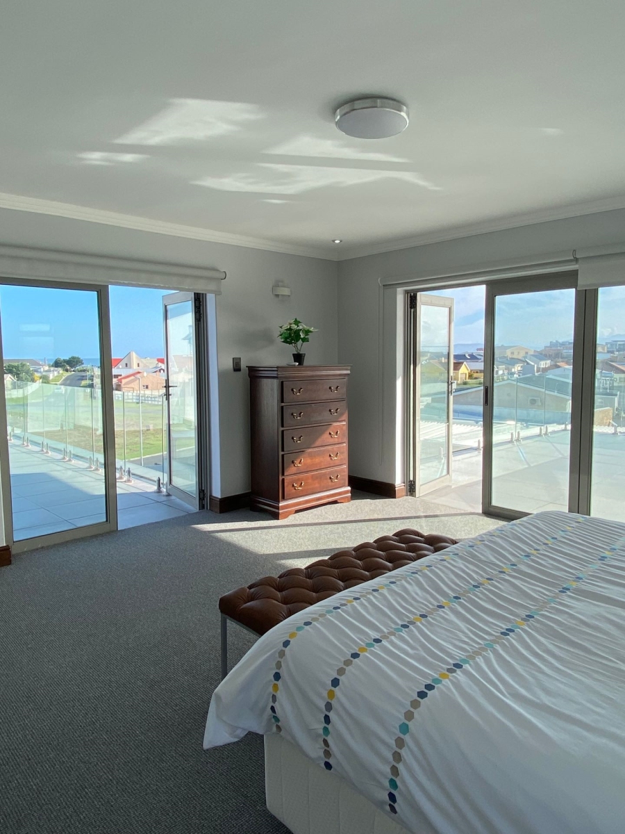 7 Bedroom Property for Sale in Perlemoenbaai Western Cape